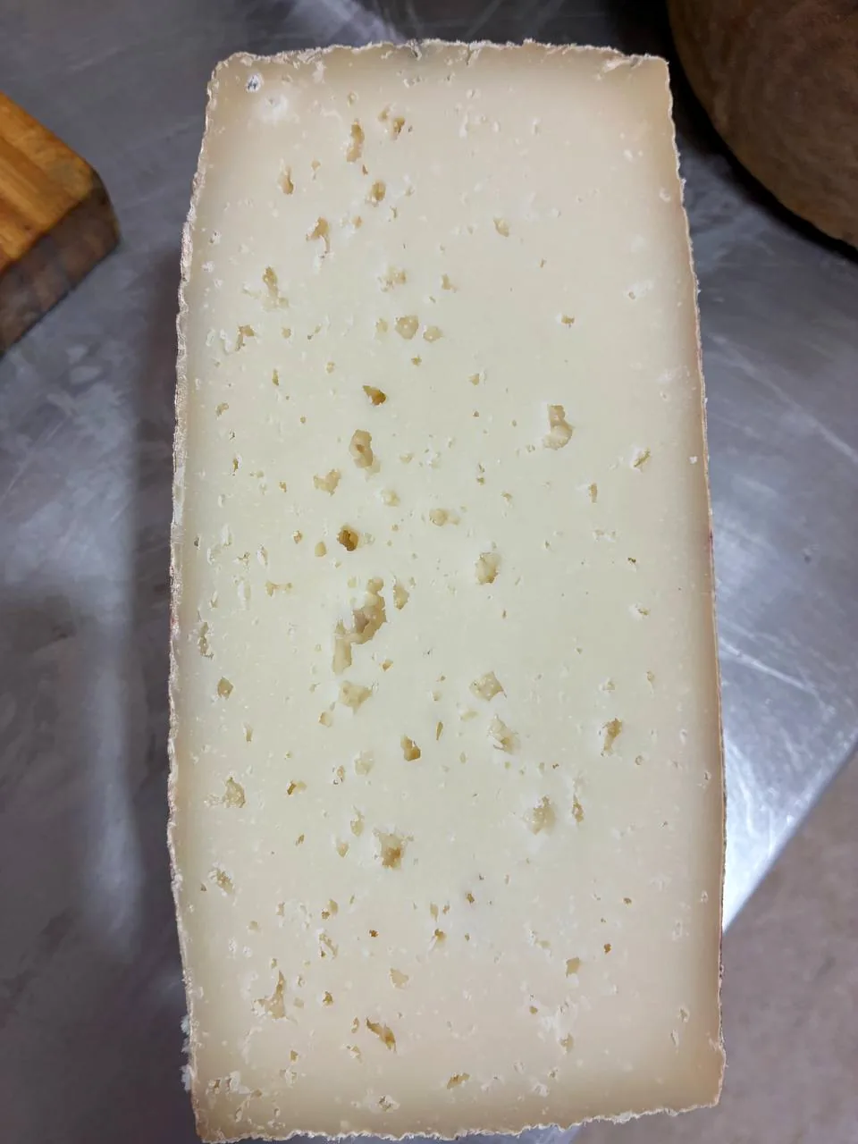 Detalle del corte y la pasta de un queso